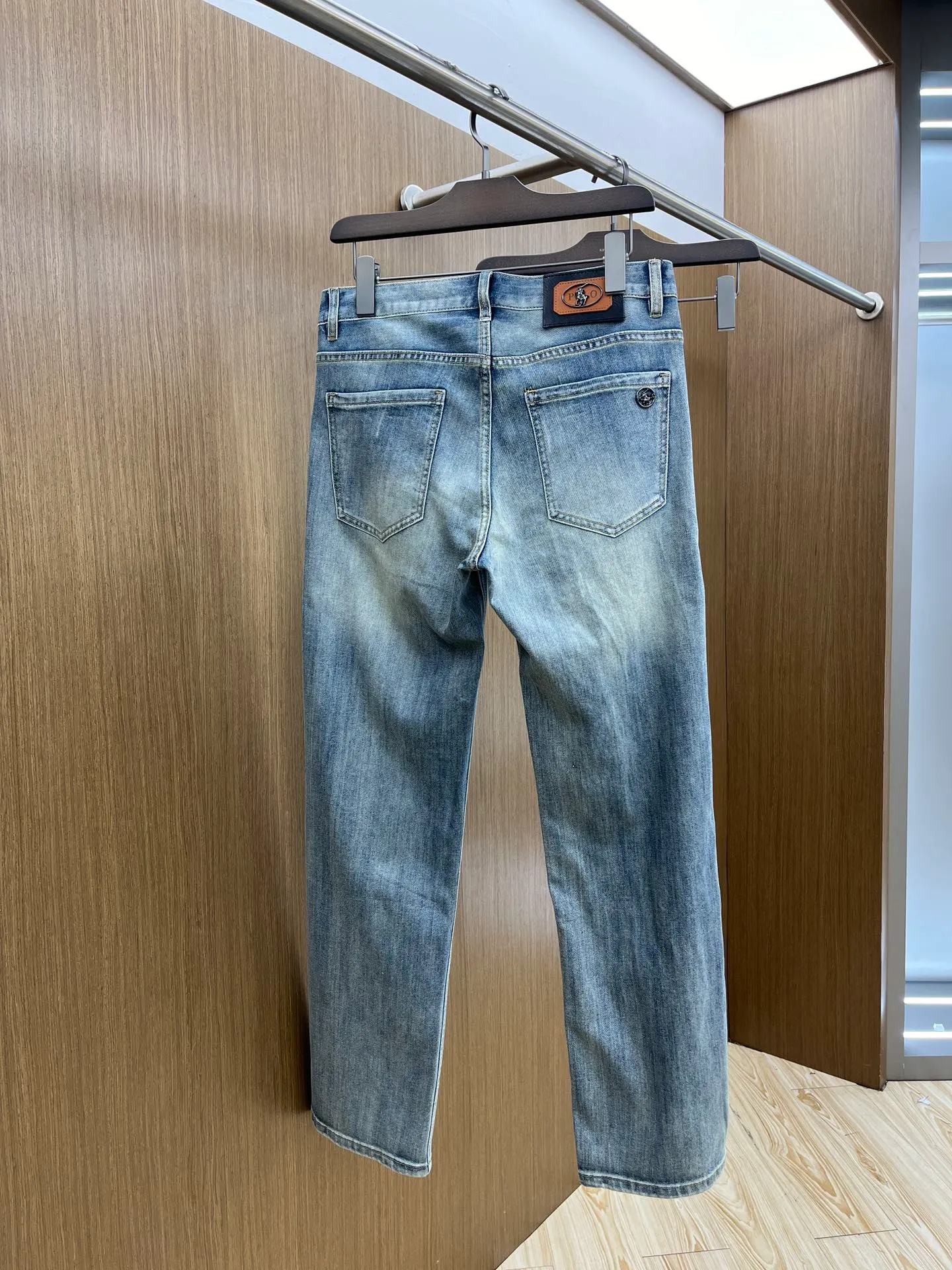 P250 Polo high-end customization 25ss spring and summer new style men's small straight original jeans Early spring new style super soft, stretch fabric, complex handicraft superposition, any washing process will turn into a completely different color effect if you stay for a few seconds longer, so it is more precious, especially durable and taste-resistant... Use the best elastic texture of tannins, genuine leather labels, high-end metal accessories... to create a unique and original jeans style! Original hardware accessories, super correct fit, comfortable and breathable, extremely high-grade, XD counter quality, handsome upper body. Code number: 28-38 no 35 37